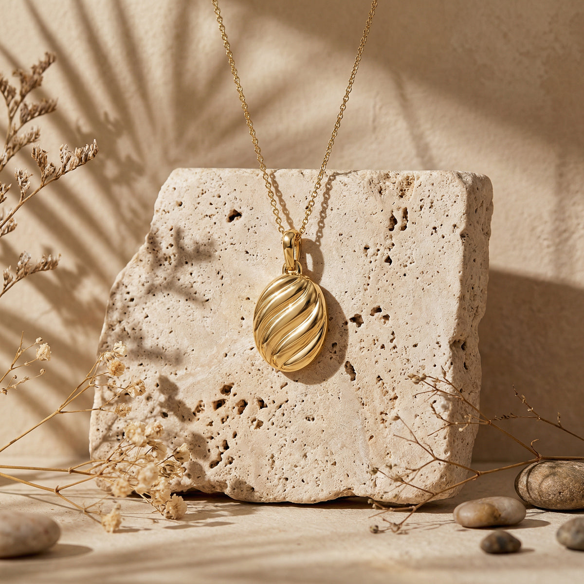 Shell a Viv Pendant Necklace